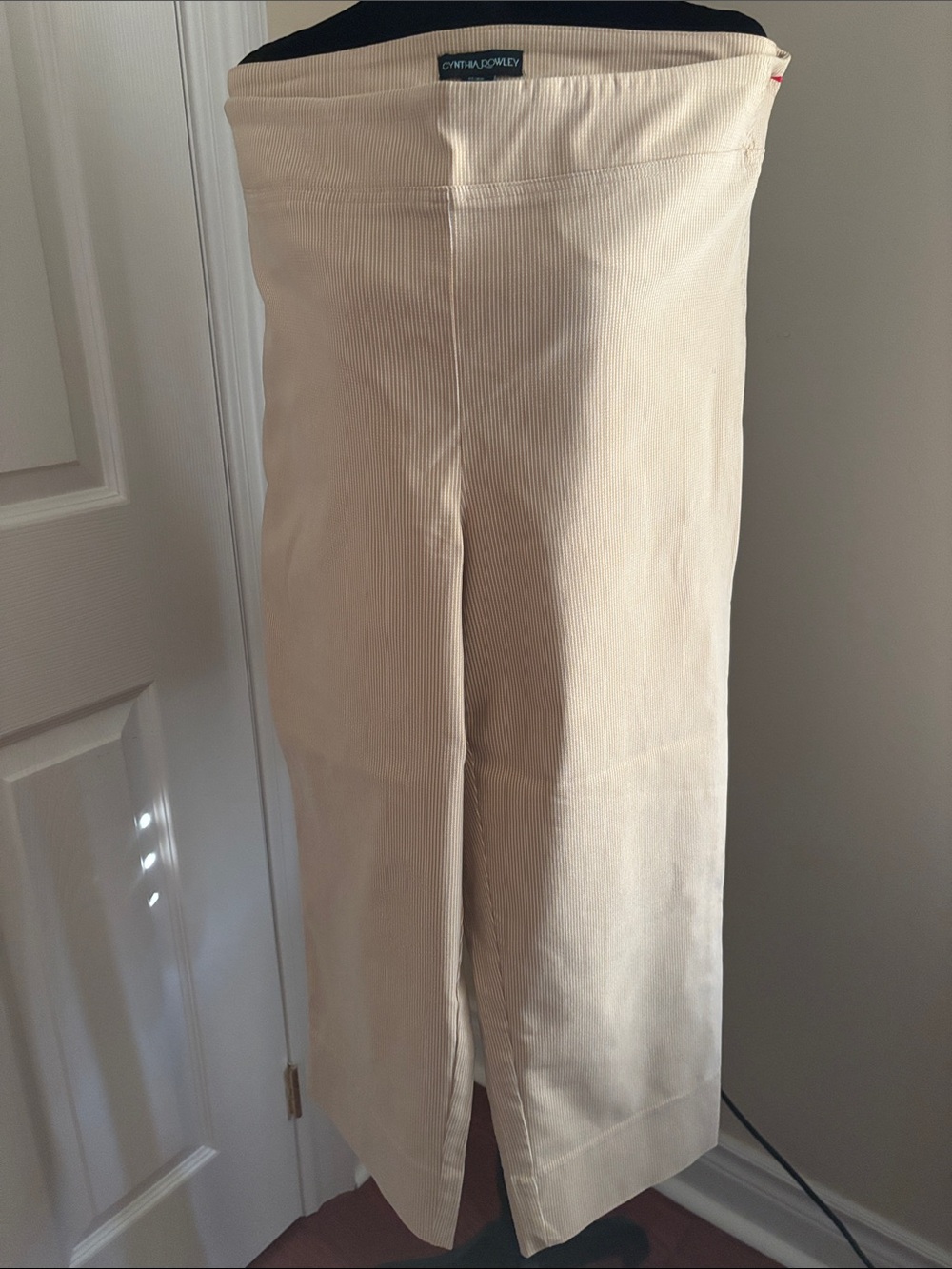 Cynthia Rowley Cream striped very stretchable Ribbed capri 16W
